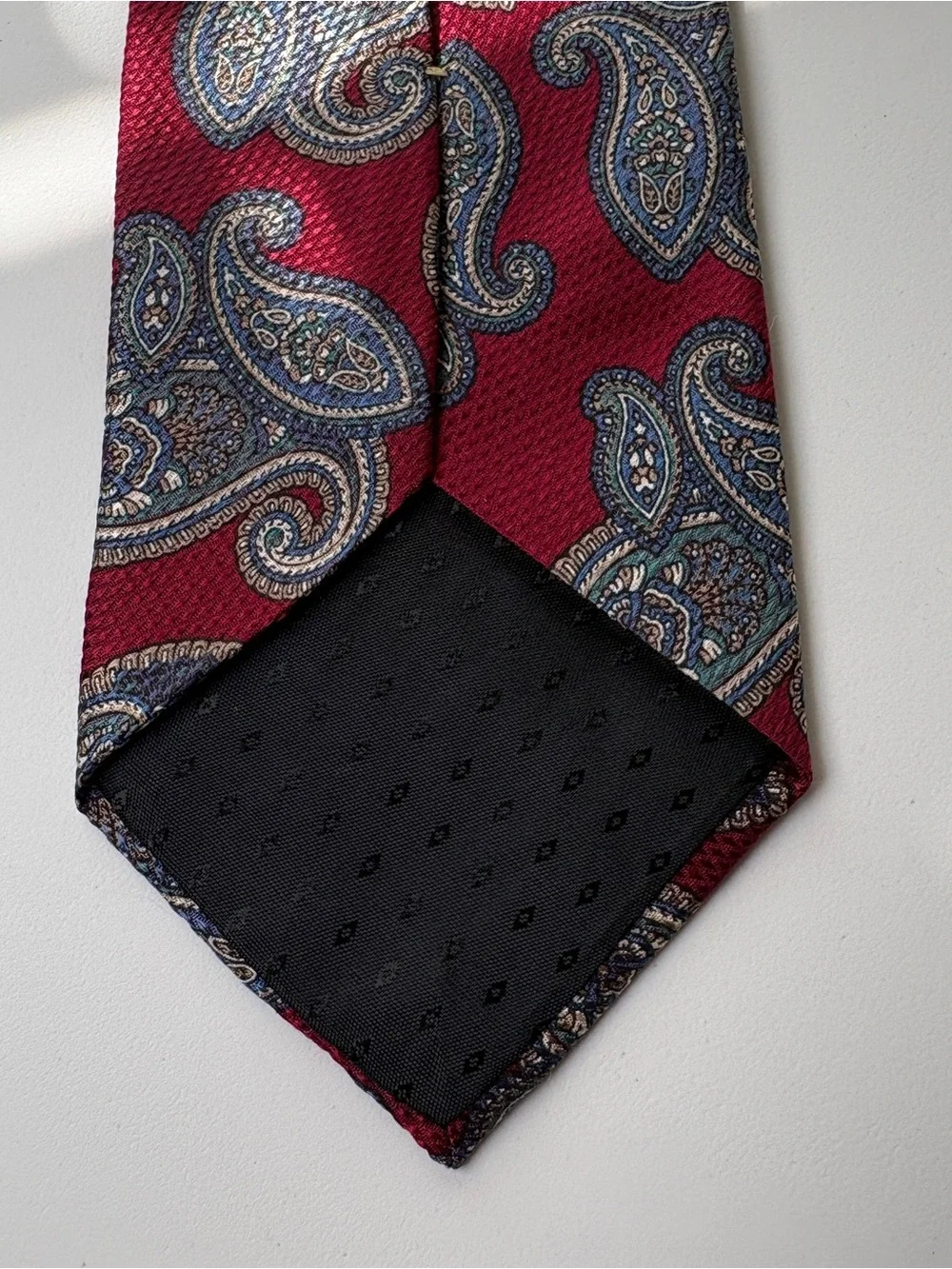 Oscar de la Renta Mens 100% Silk Paisley Tie Red Burgundy